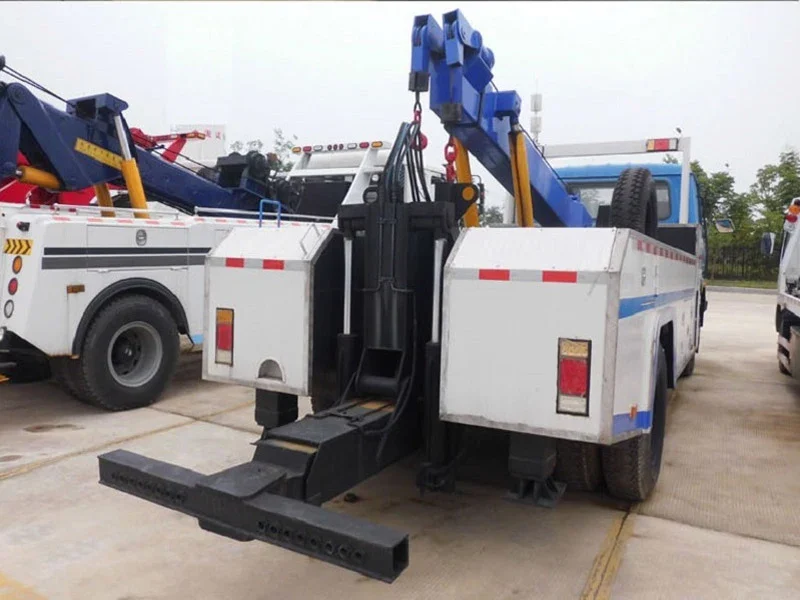 CLW Dongfeng Integrated Tow Truck — reference view 2