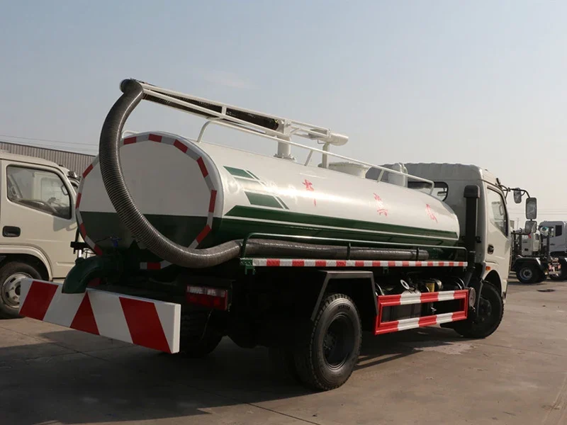 CLW Dongfeng 5 m³ Septic Service Truck — reference view 2