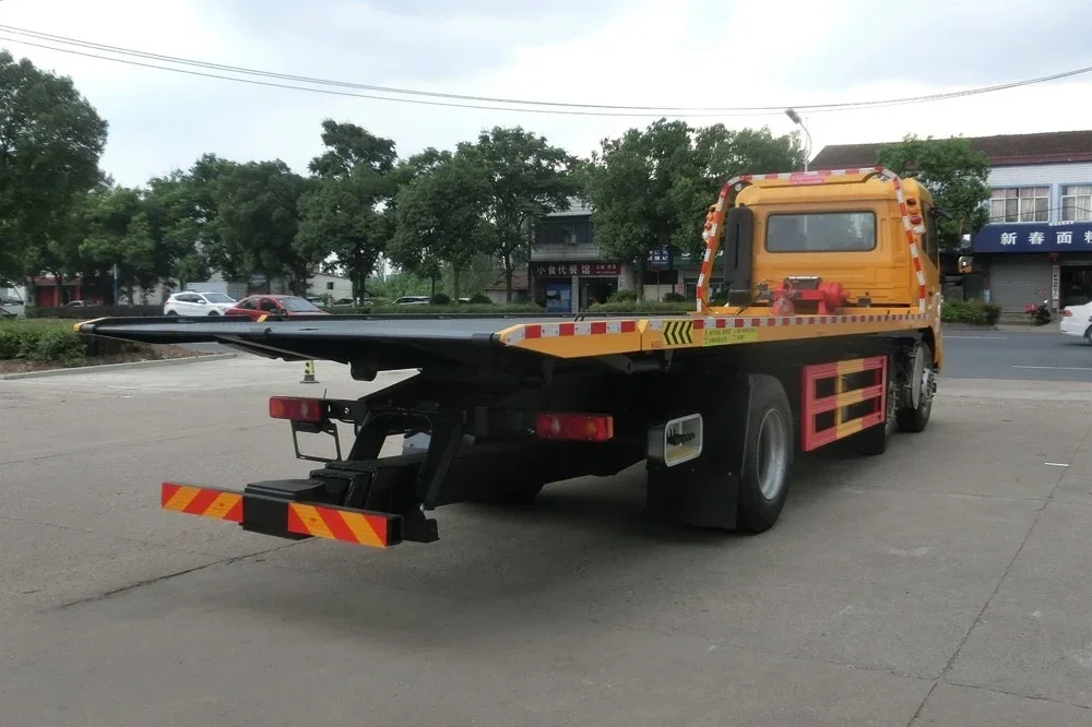 Hongyu Dongfeng Tianjin Three-Axle Recovery Truck — reference view 3