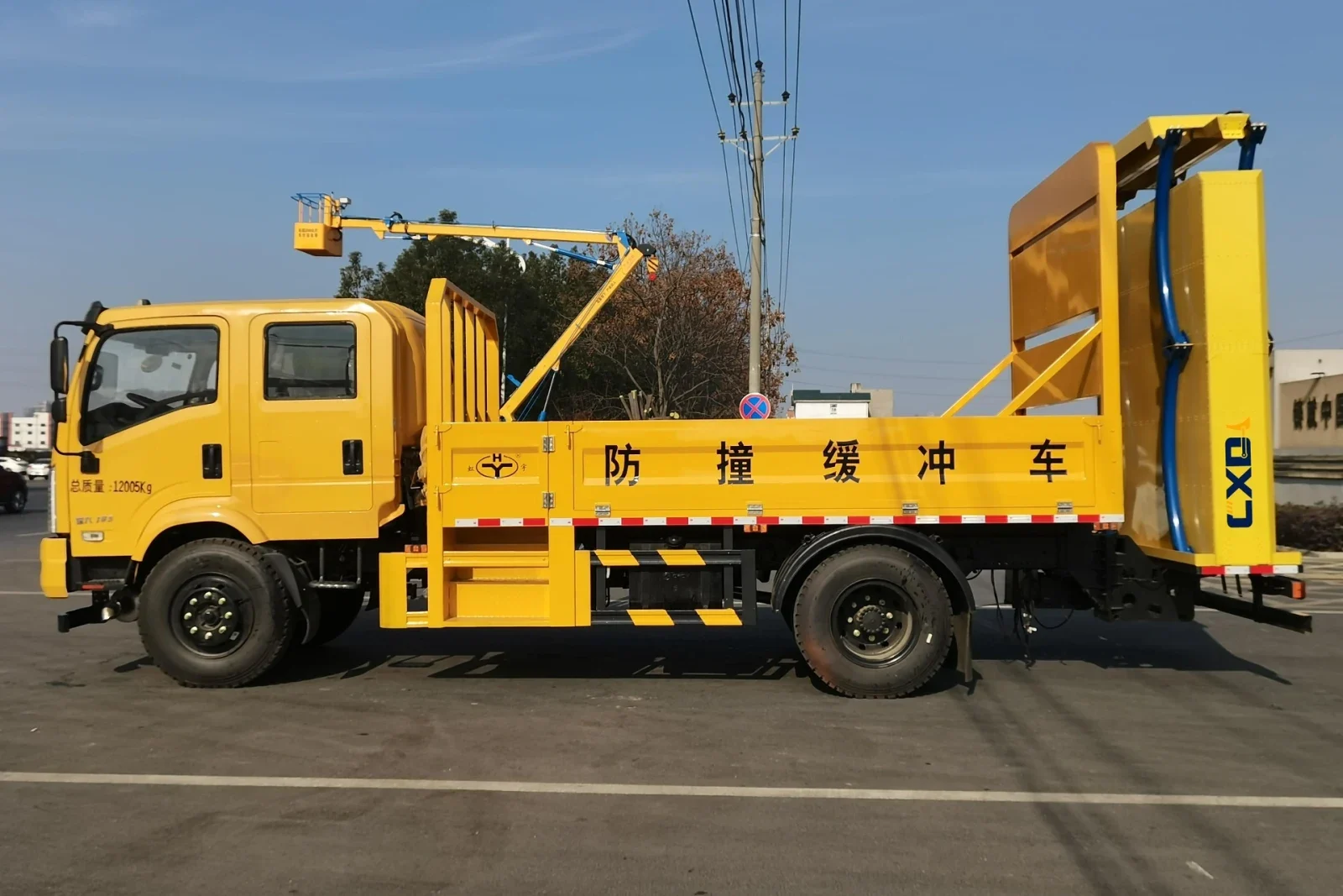 Hongyu Dongfeng Traffic Attenuator Truck — reference view 2