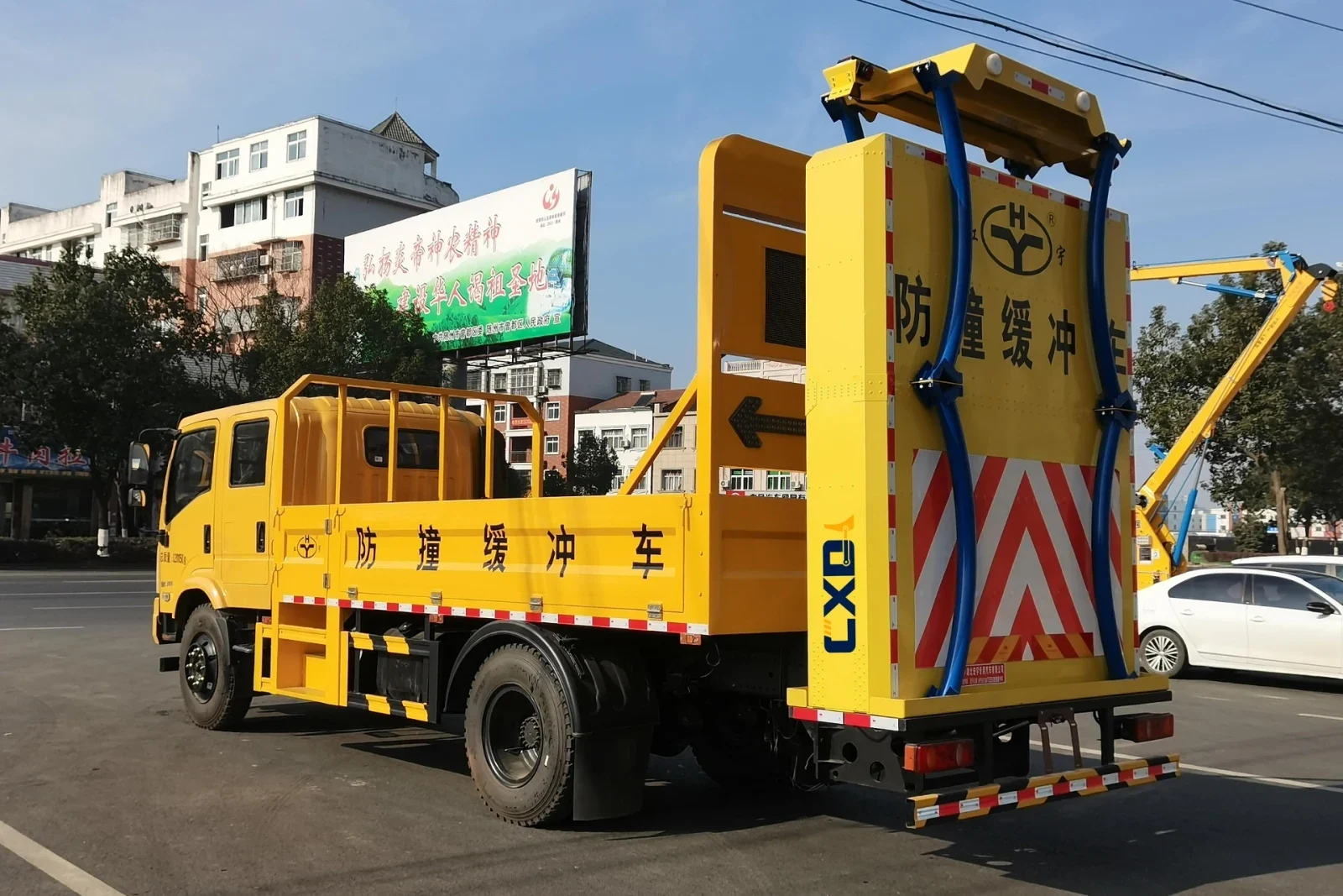 Hongyu Dongfeng Traffic Attenuator Truck — reference view 3